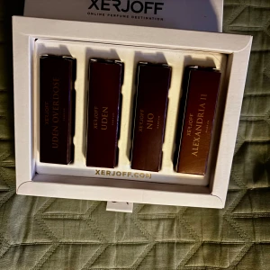 Parfymset från Xerjoff - Upptäck ett exklusivt parfymset från Xerjoff med fyra olika dofter: Uden Overdose, Uden, Alexandria II och Nio. Varje flaska är elegant förpackad i en stilren box. Perfekt för den som vill utforska lyxiga och unika dofter. 2ml