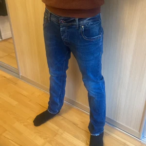Dsquared2 jeans - Säljer ett par dsquared2 jeans i strl 38. Modellen på bild 1 och 2 är 178 cm och väger 75 kg