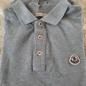 Moncler piké  - En fet moncler piké i storlek xs. Köpt på room 1006 man kan få room 1006 påse och moncler kartong till om man vill. Nypris runt 2500 mitt pris 1399. Skicket är toppen inga defekter nästan ny skulle jag säga. Storlek xs 