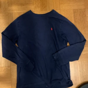Mörkblå långärmad tröja från Polo Ralph Lauren - Riktigt fin mörkblå långärmad tröja från Ralph Lauren. Storlek S, men passar även mindre och lite större. Pris kan diskuteras!!