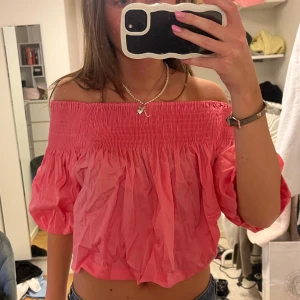 Topp - Jätte fin rosa topp från Zara! Endast använd vid enstaka tillfälle så i super bra skick! 