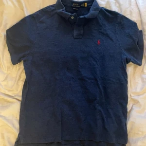 pikétröja från Ralph Lauren - Blå piké från Ralph lauren, Storlek S i vuxen och xl i barn. Kontakta gärna om ni är intresserade eller vill fråga något😁 