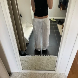 Linnebyxor från Madlady - Säljer ett par vita linnebyxor från Madlady i storlek XS. Dom är i regular längd, passar mig helt ok som är typ 170. Det är även jättesnyggt att vika ner kanten. 