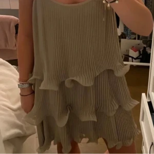 H&M klänning  - INTRESSEKOLL! På min fina klänning från hm! I fint skick! Färgen är grå/beige. Kom med prisförslag! 💕💕   INGA SKAMBUD!