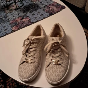 Michael kors skor - Äkta skor riktigt bra kvalitet väldigt billigt och storlek 37.