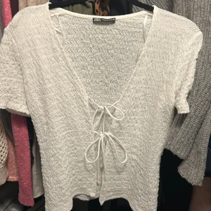 Söt topp - Supersnygg topp från Zara. Perfekta sommarplagget🩷 Den är använd 1 gång