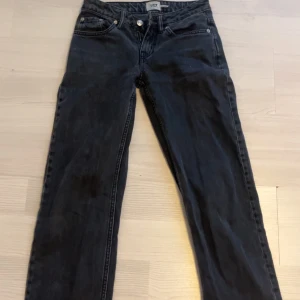 Lågmidjade baggy jeans - Snygga svarta jeans från 157 med låg midja och klassisk femficksdesign. Perfekta för en avslappnad stil. De har en straight passform och är tillverkade i ett slitstarkt material.