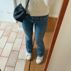 Blå bootcut jeans från Zara - Populära blå bootcut jeans från Zara med klassisk femficksdesign och knappgylf. Nypris 399kr💙💙🩵🩵