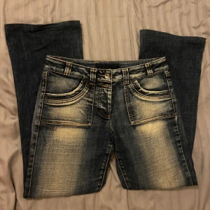 Blå jeans med slitningar - Snygga jeans med en lätt bootcut. 80cm midjemått, 75cm Innerbenslängd. 3 för 2 på allt i min profil 🤗