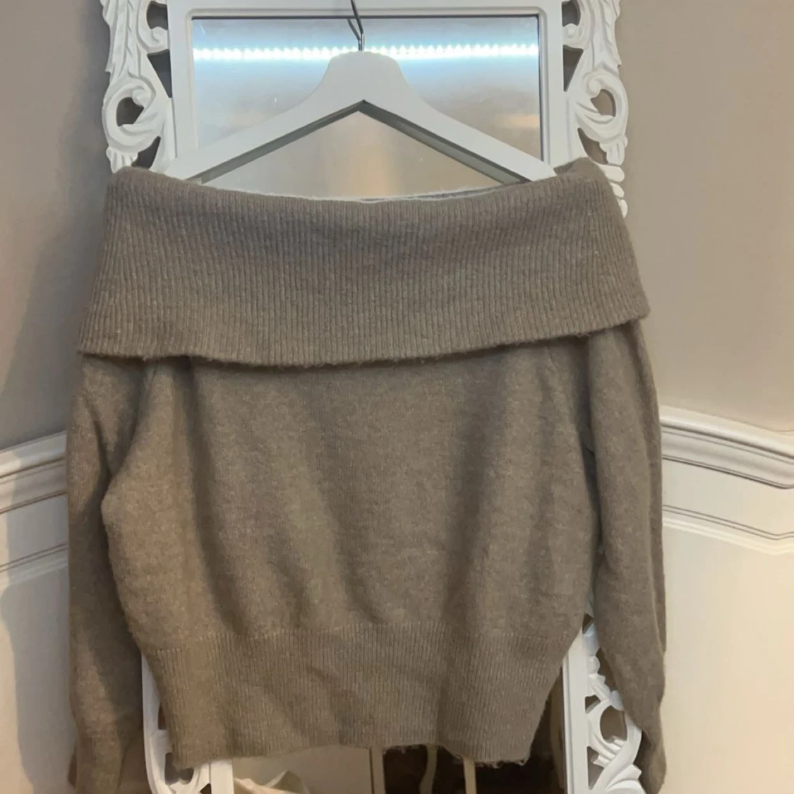 Beige offshoulder tröja från H&M