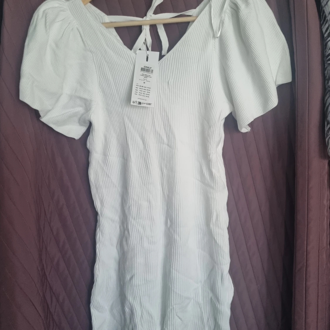 Vit ribbad klänning från Only