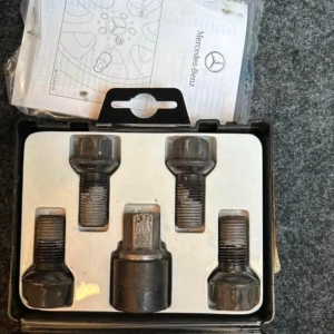 Hjulbultar från Mercedes-Benz - Säljer ett set med hjullås för lättmetallfälgar från Mercedes-Benz. Innehåller fyra bultar och en specialnyckel. Perfekt för att säkra dina fälgar mot stöld. Originaldel med artikelnummer A001 990 1607.