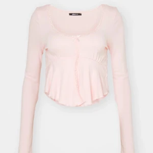 Ljusrosa topp  - Säljer denna jättesöta ljusrosa långärmade topp från gina med fina detaljer💗 Priset går att diskutera vid snabb affär och det är bara att höra av sig vid frågor eller för fler bilder!