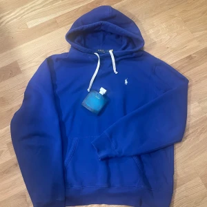 Ralph lauren hoodie  - Hej säljer den här exklusiva Ralph lauren hoodien i mycket bra skick, storlek L men passar även M. . Frågor eller annat tveka inte på att skriva. (Parfymen ändast dekoration)