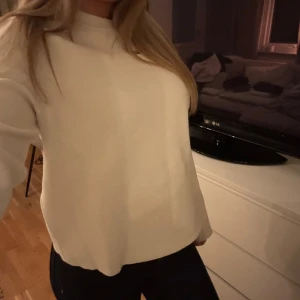 Vit långärmad tröja - Säljer en stilren vit tröja med långa ärmar. Perfekt för en enkel och avslappnad look. Tröjan har en normal passform och är tillverkad i ett mjukt material.