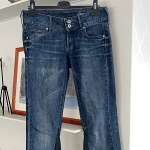 Blåa jeans som är omsydda - Snygga blå jeans från Miss Sixty som är omsydda till flare jeans. Säljer på grund av för lite användning på senaste. 