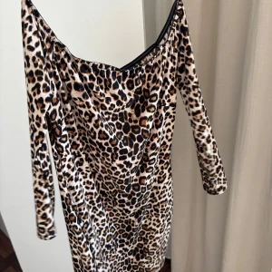 leopard klänning off shoulder - leopard klänning off shoulder aldrig använd