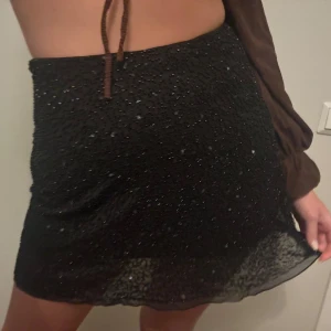 Svart glittrig kjol från Oh Polly - Glittrig kjol fårn oh polly köpt för 64 pund dvs ca 850kr men säljs för 250kr. Andvänd ca 3 gånger så i nytt skick. Storlek 10/M 