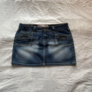 Jeanskjol - Minikjol från ONLY. Inga tecken på användning. Skulle passa jättebra på festivaler eller konserter eller bara som vardagskjol. Skriv gärna till mig om ni har frågor💕mått: midja: 40 cm, höft: 46 cm, längd fram: 31 cm,  längd bak: 33 cm.