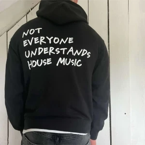 Roscali Marcus Rolf hoodie - Säljer en svart hoodie med texten 'Not Everyone Understands House Music' av Marcus Rolf i storlek S