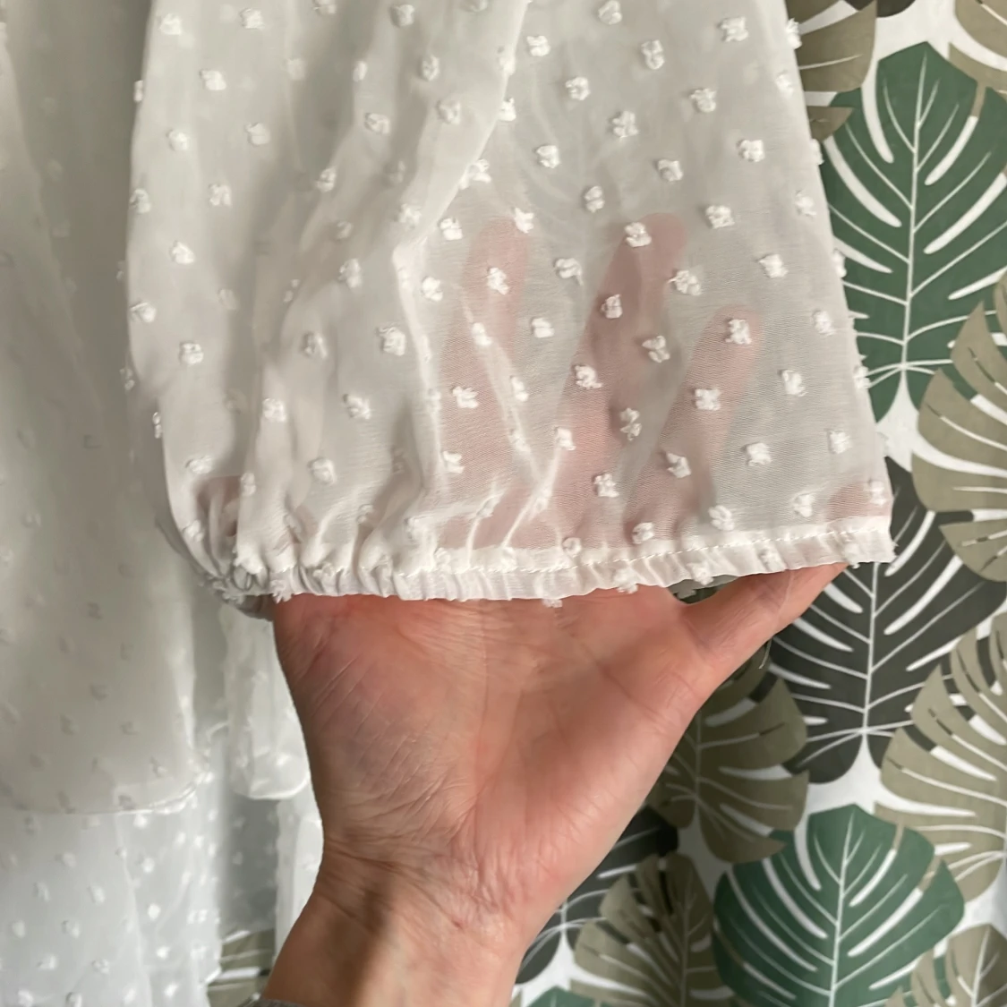 Vit prickig klänning med volangdetaljer - 1