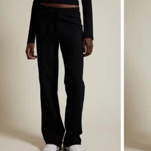 Svarta byxor från Bik Bok - Snygga svarta byxor från Bik Bok med en loose passform. De har knytband i midjan för justerbar passform. Perfekta för en avslappnad stil. ❤️