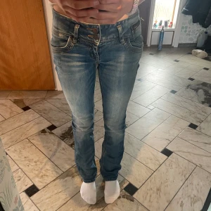 Blå jeans med liten bootcut - Blå jeans som har lite bootcut(blir mer med skor). Är lite insydda men fortfarande 27 i storlek(dock ganska små). Säljer då de är för stora och därmed inte används. Är 170 men skulle nog fortfarande passa för lite längre. Skriv privat för fler bilder och mått! Pris kan diskuteras!