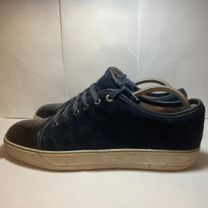 Lanvin skor - Ett par riktigt feta lanvin cap toe i storlek uk8 som motsvarar 42-43. De perfekta skorna till sommaren. Skorna är i bra skick och kommer med allt originellt, dessutom ingår äkthets bevis. Tveka inte på att skriva vid frågor eller funderingar 