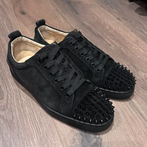 Christian Louboutins - Svarta Loubs i nyskick, storlek 43. Endast skorna, nypris 9500 mitt pris 3500 men tar emot rimliga bud! Över 200 deals gjorda med massvis av recensioner att visa vid intresse!