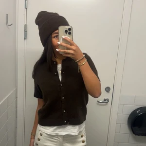 stickad kofta - fin brun stickad kofta från gina tricot, endast använd ett fåtal gånger så väldigt bra skick! slutsåld på hemsidan🤍