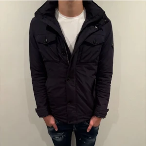 J Lindeberg bailey jacka - Säljer nu denna riktigt feta J.Lindeberg Bally jackan (Field jacket) i väldigt bra skick. Storlek M