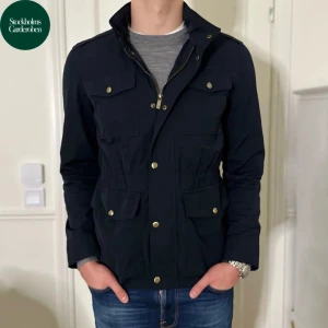 Massimo Dutti Field jacka  - Snygg navy jacka med dragkedja och knappar. Jackan har flera fickor och en stilren design som passar perfekt för höst och vår. Den har långa ärmar och en normal passform. Obs, lånade bilder från Stockholmsgarderoben där ja köpte ifrån.