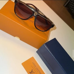 Louis Vuitton Solglasögon - Helt nya Louis Vuitton solglasögon. 10/10 i skick. Säljer pga att jag fick två solglasögon i present, dessa och några andra och jag gillade de andra mer.