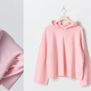 Rosa stickad hoodie från Gina Tricot - Mysig rosa stickad hoodie från Gina Tricot i storlek XS. Men passar även mig som brukar ha s/m i tröjor då den är overzized! Perfekt för kyliga dagar med sin mjuka och bekväma design. Den har långa ärmar och en klassisk huva för extra värme och stil. Den är använd Max 2 gånger! Nypris 400kr mitt pris 200! 