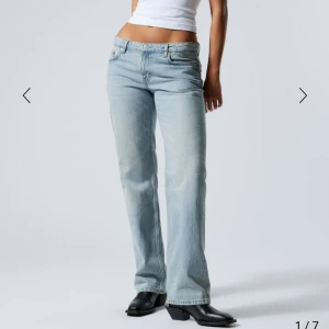 Straight leg jeans från weekday - Straight leg jeans från weekday. Modellen heter arrow, jeansen är ganska gamla men skulle gissa på att färgen är Aeon blue. strl W 25 L 30. Bra skick men nått år gamla, inga defekter. Nypris 590kr