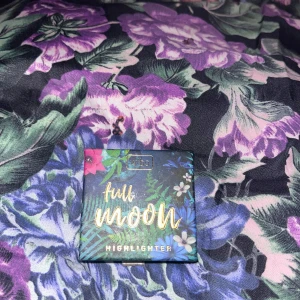 Full Moon Highlighter - Snygg highlighter från Wibo i en kompakt förpackning med tropiskt mönster. Perfekt för att ge ansiktet en strålande glöd. Lätt att applicera och ger en fin lyster.