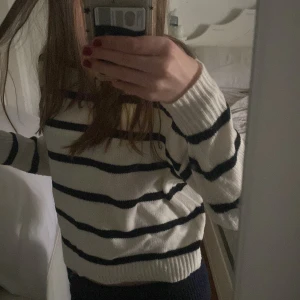 Vit och svart randig tröja från Shein - Säljer en snygg vit tröja med svarta ränder från Shein. Tröjan har en klassisk design med långa ärmar och rund hals. Perfekt för en stilren look. 🖤🤍 Har knappt används. Skriv för mer information och bilder. 💕