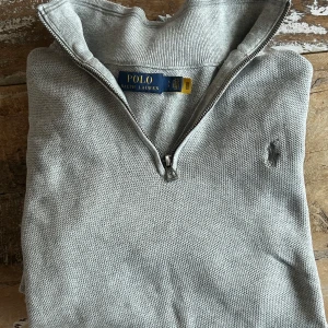 Grå halv zip från Ralph Lauren - Säljer en stilren grå halv zip från Ralph lauren. Nästan helt ny, inköpt för 1600. Säljer den nu för 200kr. Hör av er vid frågor!
