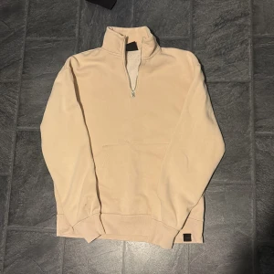 Quarter zip  - Quarter zip tröja från pull & bear, felfritt skick! Storlek: S 🤠