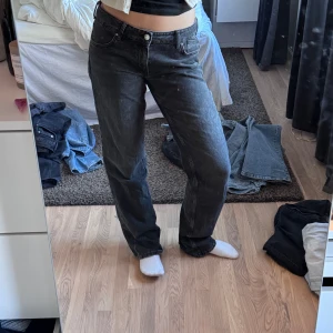 Svarta jeansbyxor - Snygga svarta jeansbyxor med en klassisk straight passform. De är lågmidjade och straight. Byxorna har knappar och dragkedja framtill. Jeansen är från Zara och använda ett fåtal gånger, säljer då de blivit för stora för mig. 