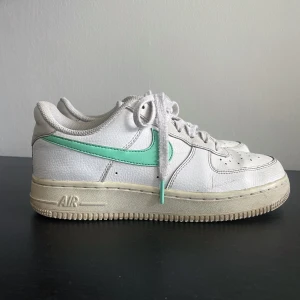 Nike Air Force i vitt och mintgrönt - Säljer mina Nike Air Force sneakers i stl 38 med mintgröna detaljer då de inte längre kommer till användning. Perfekta skorna inför våren ☀️🙌🏼💐