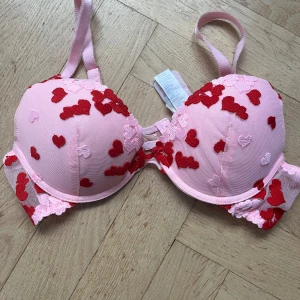 Valentines BH från Kappahl  - Säljer en söt Valentines BH från Kappahl i storlek 75B. Storleken är som sagt 75B men passar för mindre eller större storlekar. Priset kan diskuteras🥰💞