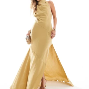 Balklänning - Jättefin gul klänning som funkar perfekt till balen. Den är slutsåld på asos just nu. Jag har endast testat den och prislappen sitter kvar. Klänningen är i storlek 46, och den passar dig som har storlek M-XL. Den har en väldigt fin siluett, med halterneck och slits. Skriv till mig vid eventuella frågor/bilder!💕