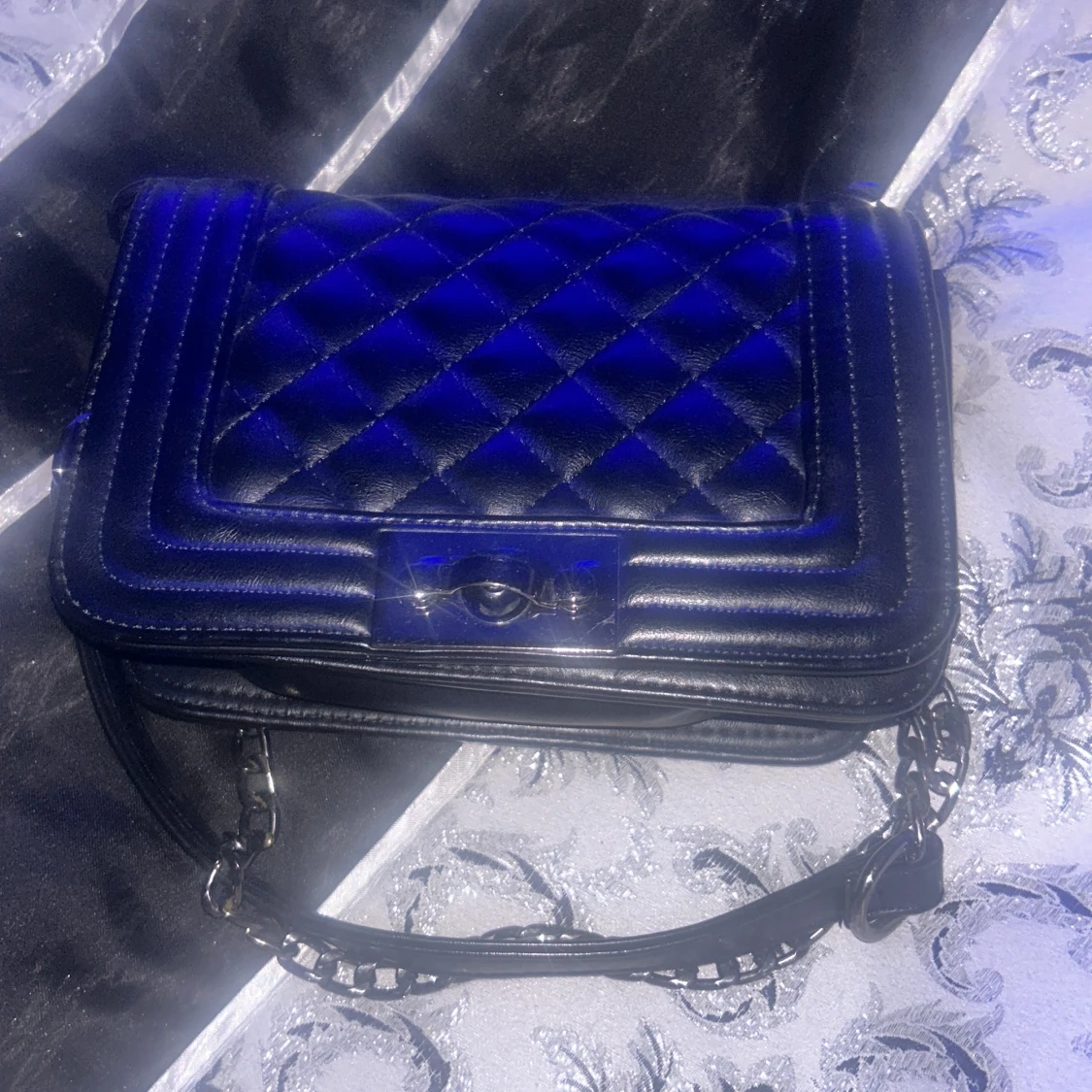 Svart quiltad axelväska Gina Tricot