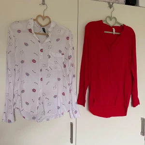 Två skjortor  - Två skjortor.En är vit med rosa sweet detaljer och Röd henley-skjorta  med lång ärm och v-ringad hals. Skjortan har en avslappnad passform och är tillverkad i ett mjukt, lätt material som känns skönt mot huden. Perfekt för dig som gillar en enkel men färgstark look.Storlek S passar också M