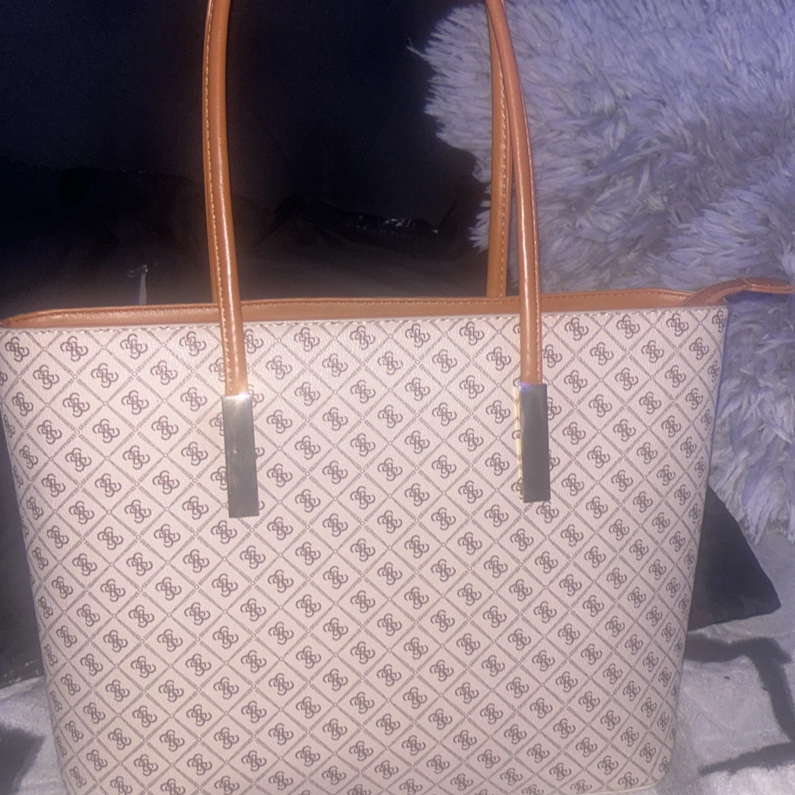 Beige shoppingväska med mönster