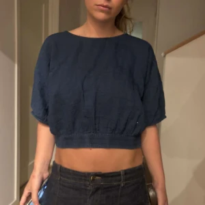 Mörkblå croppad linnetopp mango - Sååå fin croppad top från mango, passar perfekt till mörkblåa jeans på fest❣️