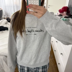 Grå sweatshirt  - Superbasic och snygg grå sweatshirt från Hm, den är hyfsat använd så den är inte super mjuk men fortfarande skön🥰