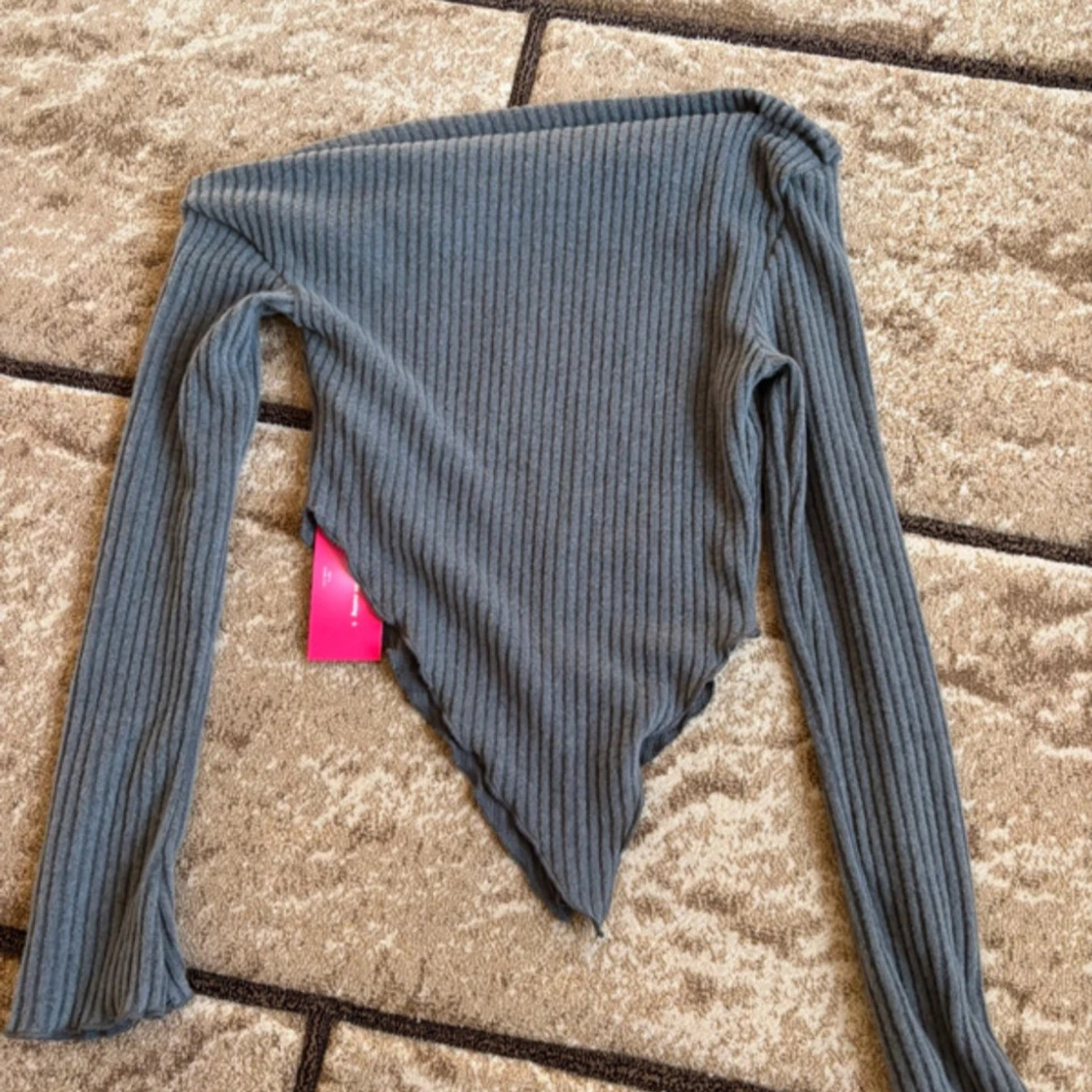 Grå ribbad one shoulder topp (med prislapp)