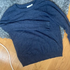 Mörkblå stickad tröja från VILA - Färgen ser lite konstig ut i kamera men den är marinblå!!💕Skriv för frågor eller bilder💕Säljer en enkel och snygg mörkblå stickad tröja från VILA i storlek S. Tröjan har rund hals, långa ärmar och ribbade muddar vid hals, ärmslut och nederkant. Perfekt att slänga på sig när det är lite kyligt ute.
